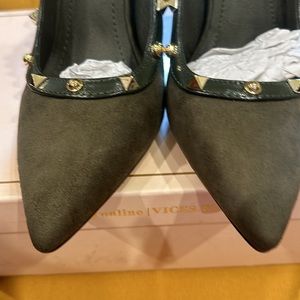 Vices  heels with gold toned studs in a beautiful green color super classy.